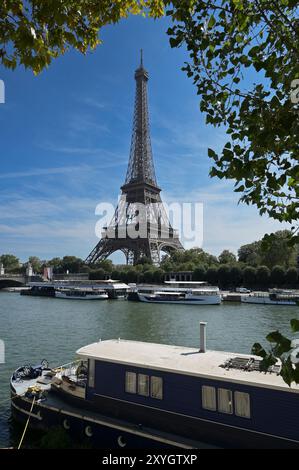 Vue de la Tour Eiffel avec anneaux olympiques au bord de la Seine à Paris, France, le 27 août 2024, photo de Gary Mitchell Banque D'Images