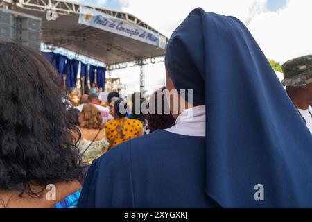 Salvador, Bahia, Brésil - 08 décembre 2019 : des centaines de catholiques assistent à une messe en plein air à l'église Conceicao da Praia dans la ville de Banque D'Images