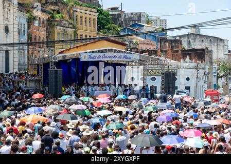 Salvador, Bahia, Brésil - 08 décembre 2019 : des personnes qui sont membres de l'église catholique assistent à une messe en plein air au Conceicao da Pra Banque D'Images