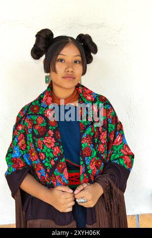 Jeune femme s'habille dans Native Hopi Outfit pour assister au marché indien annuel de Santa Fe Banque D'Images