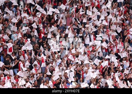 Amsterdam, pays-Bas. 29 août 2024. AMSTERDAM, PAYS-BAS - AOÛT 29 : supporters arborant des drapeaux lors du match de play-offs de l'UEFA Europa League opposant l'AFC Ajax et Jagiellonia Bialystok à la Johan Cruijff Arena le 29 août 2024 à Amsterdam, pays-Bas. (Photo de Peter Lous/Orange Pictures) crédit : dpa/Alamy Live News Banque D'Images