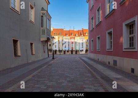 Vieilles belles maisons médiévales avec des toits de tuiles sur la place de la mairie tôt le matin, Poznan, Pologne Banque D'Images