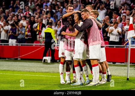 AMSTERDAM, PAYS-BAS - AOÛT 29 : Kian Fitz-Jim de l'AFC Ajax célèbre avec ses coéquipiers après avoir marqué le premier but de son équipe lors du match de 2e match de l'UEFA Europa League entre Ajax et Jagiellonia Bialystok à la Johan Cruijff Arena le 29 août 2024 à Amsterdam, pays-Bas. (Photo de René Nijhuis) Banque D'Images