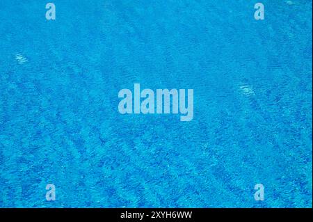 Vue abstraite des caustiques de fond de la piscine avec ondulation et écoulement sur la surface de l'eau. Banque D'Images