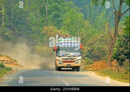 Bus sur la route de Katmandou à Syabrubesi dans le parc national de Langtang Banque D'Images