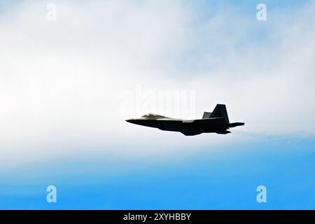 Un avion à réaction Lockheed Martin F22 Raptor steaks dans le ciel au-dessus de Wantagh New York; Banque D'Images