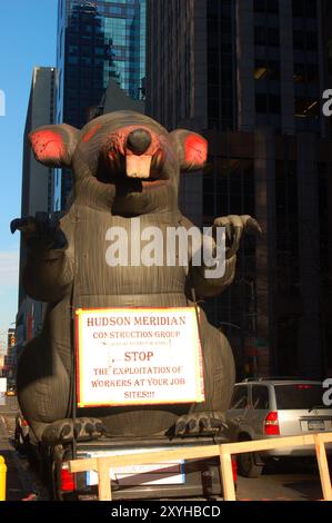 Un grand rat gonflable se tient à l'extérieur d'un chantier de construction à New York, utilisé par les membres du syndicat pour protester contre l'utilisation de travailleurs non syndiqués Banque D'Images