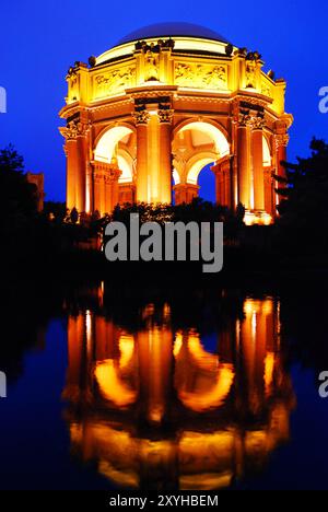 Le Palais des Beaux-Arts de San Francisco est illuminé la nuit et se reflète dans les eaux calmes du parc Banque D'Images