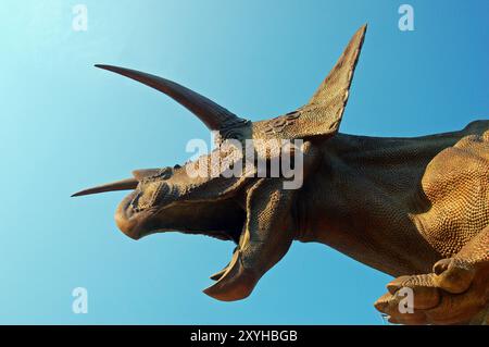 Une sculpture d'un tricératops se dresse avec sa bouche ouverte devant le musée Peabody à New Haven, Connecticut Banque D'Images