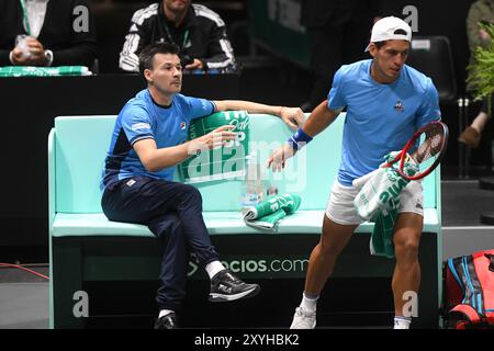 Guillermo Coria, capitaine de l'équipe Argentine, et Sebastián Báez. Finale de la Coupe Davis 2022, Groupe A (Bologne) Banque D'Images