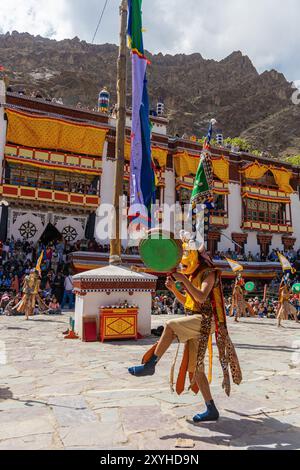 Jeunes moines bouddhistes vêtus de costumes traditionnels battant un tambour au monastère de Hemis pendant le festival Hemis à Leh, Ladakh Inde, le 17 juin 2024. Banque D'Images