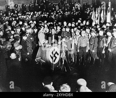 Le ministre des lumières et de la propagande du Reich, Joseph Göbbels, prononçant un discours lors du livre Burning on the Opernplatz. Banque D'Images