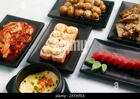 Photo d'un assortiment de plats japonais et Koread fraîchement préparés. Banque D'Images