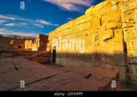 Relief mural de Ramsès III dirigé par Horus et Isis comme un être divin à l'intérieur du magnifique Temple de Medinet Habu - Temple mortuaire de Ramsès III construit autour de 1170 av. J.-C. à Louxor, Egypte Banque D'Images