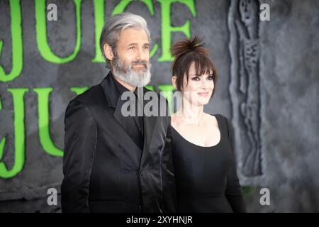 Londres, Royaume-Uni. 29 août 2024. Sur la photo : Winona Ryder et Scott Mackinlay Hahn assistent à la première britannique de Beetlejuice Beetlejuice à Cineworld, Leicester Square. Crédit : Justin Ng/Alamy Live News Banque D'Images