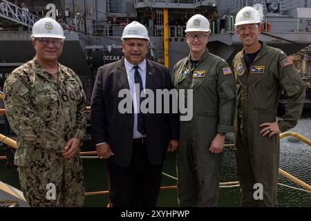 NEWPORT NEWS, Virginie (28 août 2024) - le secrétaire à la Marine Carlos Del Toro pose pour une photo avec la triade de commandement du porte-avions de classe Ford Pre-Commissioning Unit John F. Kennedy (CVN 79), 28 août 2024. Au cours de la visite, le secrétaire à la Marine Del Toro, aux côtés de la secrétaire au travail par intérim Julie Su et du membre du Congrès Bobby Scott (va-03), a constaté de première main-d’œuvre de la base industrielle maritime pour la construction du porte-avions Gerald R. Ford, le plus technologiquement avancé au monde. John F. Kennedy est le deuxième porte-avions de classe Ford et est sous con Banque D'Images