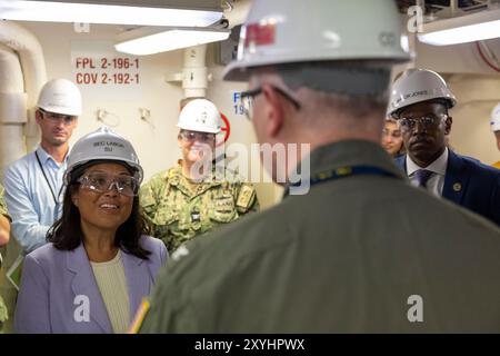 NEWPORT NEWS, Virginie (28 août 2024) - la secrétaire intérimaire du travail Julie Su, à gauche, s'entretient avec le capitaine Colin P. Day, commandant du porte-avions de classe Ford Pre-Commissioning Unit John F. Kennedy (CVN 79), lors d'une visite du navire, le 28 août 2024. Au cours de la visite, le secrétaire à la Marine Carlos Del Toro, aux côtés de la secrétaire au travail par intérim Julie Su et du membre du Congrès Bobby Scott (va-03), a constaté de première main-d’œuvre de la base industrielle maritime pour la construction du porte-avions Gerald R. Ford, le plus technologiquement avancé au monde. John F. Kennedy est le deuxième pour Banque D'Images
