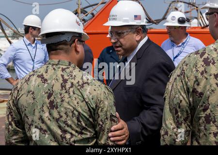 NEWPORT NEWS, Virginie (28 août 2024) - le secrétaire à la Marine Carlos Del Toro salue les marins à bord du porte-avions de classe Ford Pre-Commissioning Unit John F. Kennedy (CVN 79), 28 août 2024. Au cours de la visite du navire, le secrétaire Del Toro, aux côtés de la secrétaire au travail par intérim Julie Su et du membre du Congrès Bobby Scott (va-03), a constaté de première main-d’œuvre de la base industrielle maritime pour la construction du porte-avions Gerald R. Ford le plus technologiquement avancé au monde. John F. Kennedy est le deuxième porte-avions de classe Ford et est en construction à Newport ne de HII Banque D'Images
