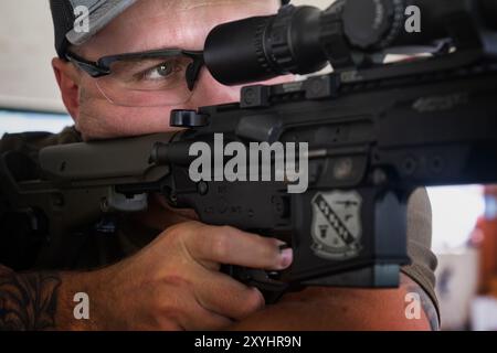 GRANDS LACS, il. (28 août 2024) le capitaine d'armes de 1re classe Shawn Bly, affecté à la base navale des grands Lacs (NSGL) et de Shelbyville, Ill., tire son fusil sur un champ de tir à Eagle, Wisconsin, le 18 août. Bly est en compétition avec l'équipe de tir de l'US Navy (USNMT) depuis 2022, et a remporté un certain nombre de prix, trophées et badges. (Photo de l'US Navy par Matt Hall, spécialiste des communications de masse, 2e classe) Banque D'Images