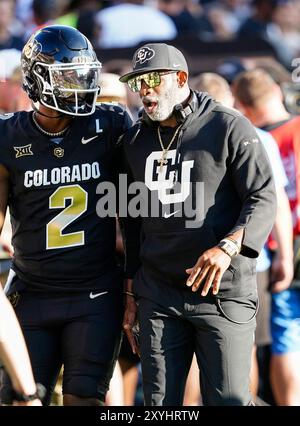 29 août 2024 : Deion Sanders, entraîneur-chef des Buffaloes du Colorado, conseille son fils, le quarterback Shedeur Sanders (2), dans le match de football entre le Colorado et l'État du Dakota du Nord à Boulder, DANS LE Colorado. Derek Regensburger/CSM. Banque D'Images