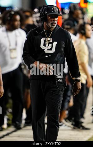 29 août 2024 : Deion Sanders, entraîneur-chef des Buffaloes du Colorado, patrouille sur la ligne de touche dans la deuxième moitié du match de football entre le Colorado et l'État du Dakota du Nord à Boulder, DANS LE Colorado. Derek Regensburger/CSM. Banque D'Images