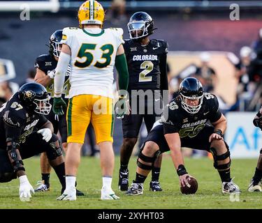 29 août 2024 : le centre des buffles du Colorado, Hank Zilinskas (58 ans), lance le ballon dans le match de football entre le Colorado et l'État du Dakota du Nord à Boulder, DANS LE Colorado. Derek Regensburger/CSM. Banque D'Images