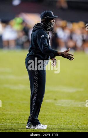 29 août 2024 : Deion Sanders, entraîneur-chef des Buffaloes du Colorado, félicite ses joueurs après un touchdown dans la deuxième moitié du match de football entre le Colorado et l'État du Dakota du Nord à Boulder, DANS LE Colorado. Derek Regensburger/CSM. Banque D'Images