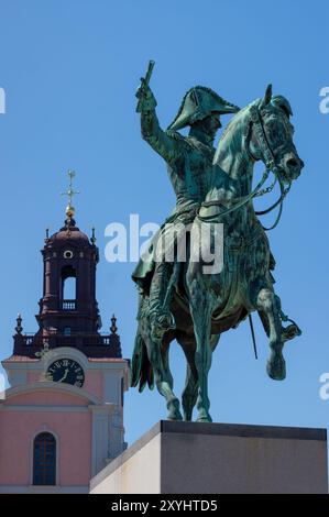 Statue équestre du roi Karl XIV Johan, également connu sous le nom de Carl XIV Johan, et clocher Storkyrkan, près du Palais Royal, à Gamla Stan, Stockholm. Banque D'Images