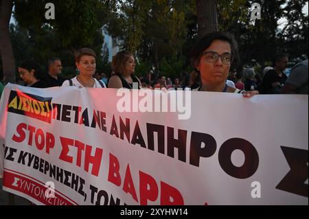 Athènes, Grèce. 29 août 2024. Les manifestants tiennent une banderole qui dit : « arrêtez la cruauté du gouvernement des banques et des fonds » lors d’une manifestation contre une expulsion familiale de leur domicile en raison de saisies immobilières. Les manifestants accusent les banques, les fonds et le gouvernement grec de cruauté car ils prétendent que la famille qui ne peut pas rembourser son hypothèque a un enfant handicapé. Le pays est confronté à une pénurie croissante de logements qui est devenue un grave problème social le rendant extrêmement inabordable pour les ménages ordinaires. Crédit : Dimitris Aspiotis/Alamy Live News Banque D'Images