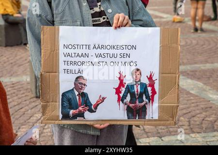 Panneau en carton tenu par un manifestant lors de la manifestation de Loppu äärioikeiston väkivallalle contre la violence d'extrême droite sur la place du Sénat à Helsinki, en Finlande Banque D'Images