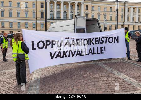 Loppu äärioikeiston väkivallalle ! Manifestants avec des gilets de sécurité tenant une banderole lors d'une manifestation contre la violence d'extrême droite à Helsinki, en Finlande. Banque D'Images