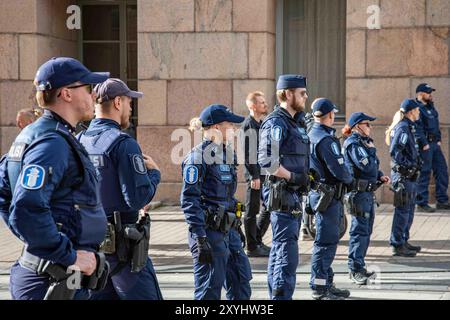 Des policiers faisant la queue sur Aleksanterinkatu sécurisant Loppu äärioikeiston väkivallalle protestent contre la violence d'extrême droite à Helsinki, en Finlande Banque D'Images