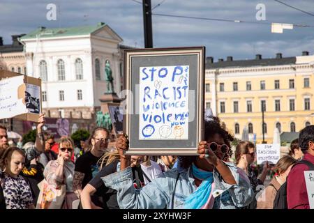 Arrêtez la violence raciste maintenant. Manifestant tenant une pancarte encadrée lors de la manifestation de Loppu äärioikeiston väkivallalle contre Helsinki, Finlande. Banque D'Images