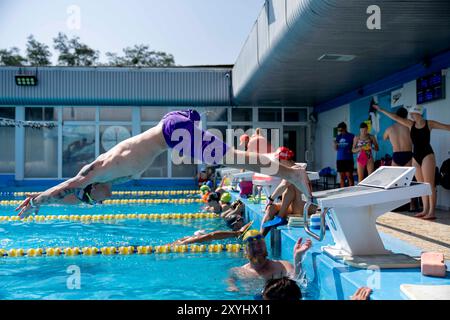 Kiev, oblast de Kiev, Ukraine. 29 août 2024. Soldat, qui a perdu une jambe en combattant dans l’oblast de Louhansk a vu plonger dans l’eau à 1000 mètres de compétition de natation par une équipe Forces avec des soldats ukrainiens, qui ont été blessés sur les lignes de front. Beaucoup de soldats ont perdu des membres au combat, tandis que d'autres ont eu une partie de leur corps paralysé. La natation les aide dans les processus de récupération. (Crédit image : © Andreas Stroh/ZUMA Press Wire) USAGE ÉDITORIAL SEULEMENT! Non destiné à UN USAGE commercial ! Banque D'Images