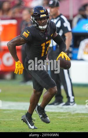 Le récepteur Wide des Washington Commanders Terry McLaurin (17 ans) se réchauffe avant le match de pré-saison de la NFL entre les Patriots de la Nouvelle-Angleterre au Washington Commande Banque D'Images