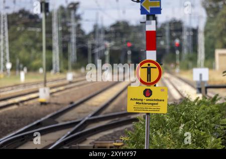 Deutsche Bahn AG panneau d'avertissement pour voleurs de câbles : attention, marquages invisibles contre le vol. Gare de Doberlug-Kirchhain, Brandebourg, Allemagne Banque D'Images