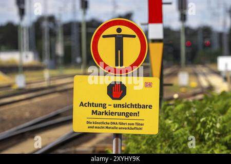 Deutsche Bahn AG panneau d'avertissement pour voleurs de câbles : attention, marquages invisibles contre le vol. Gare de Doberlug-Kirchhain, Brandebourg, Allemagne Banque D'Images