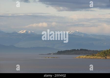 Vue de l'île de Vancouver à travers le détroit de Georgia vers les montagnes côtières sur le continent de la Colombie-Britannique, Canada, Amérique du Nord Banque D'Images