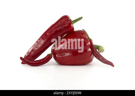 Une pile de piments frais et de poivrons rouges isolés sur fond blanc Banque D'Images