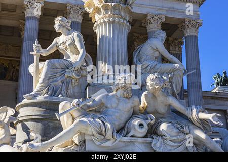 Figures en pierre de la fontaine Pallas-Athena devant le bâtiment du parlement, Vienne, Autriche, Europe Banque D'Images