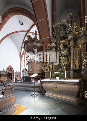 Autel de Saint-Nicolas datant d'environ 1750 dans l'allée sud de l'église paroissiale de Saint-Michel, Bernkastel, Moselle, Rhénanie-Palatinat, Allemagne, Europe Banque D'Images