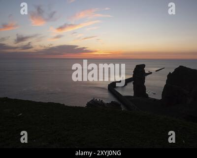 L'aiguille rocheuse de Lange Anna, sur l'île de Heligoland dans la baie allemande au coucher du soleil Banque D'Images