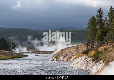 Le trop-plein chaud du Midway Geyser Basin crée de la vapeur sur la rivière Firehole dans le parc national de Yellowstone dans le Wyoming, aux États-Unis Banque D'Images