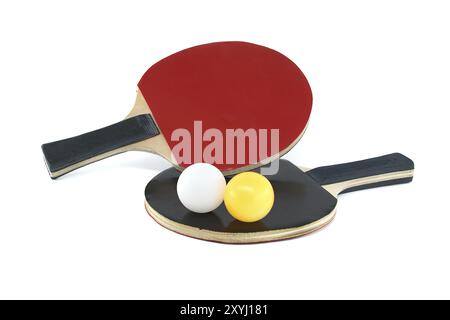 Paire de raquettes de tennis de table et une balle de tennis de table isolée sur fond blanc, équipement de tennis de table Banque D'Images