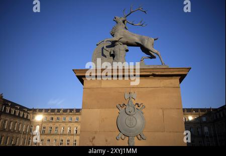 Cerf héraldique d'Anton von Isopis devant le portail principal et la cour d'honneur Neues Schloss, Schlossplatz, Stuttgart, Bade-Wuerttemberg, Allemagne, Banque D'Images