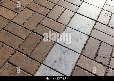 Vieux plancher en pierre en carreaux beiges et blancs, photo de fond Banque D'Images