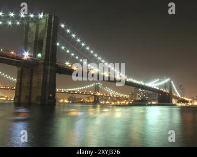 Ponts de Brooklyn et Manhattan la nuit, New York Banque D'Images