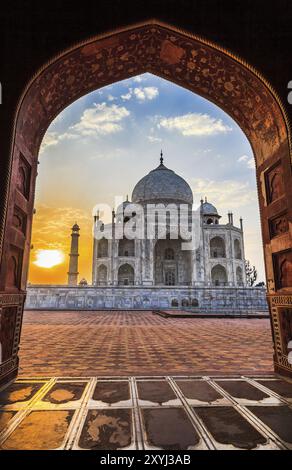 Lever du soleil au Taj Mahal à Agra, Inde, Asie Banque D'Images