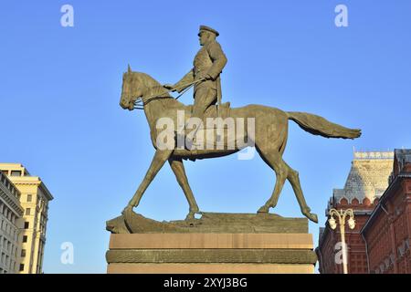 Moscou, Russie, 16 novembre 2018 : monument équestre au maréchal de l'Union soviétique Georgy Jhukov sur le fond du Musée historique, Europe Banque D'Images