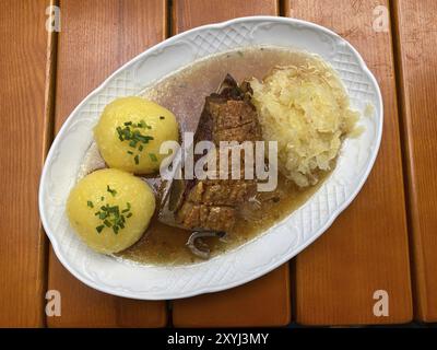 Schaeufele franconien, épaule de porc rôtie, boulettes, choucroute, Bamberg, haute-Franconie, Bavière, Allemagne, Europe Banque D'Images